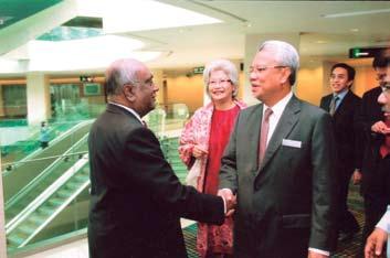 15TH MALAYSIAN BANKING SUMMIT Second Finance Minister Dato Seri Haji Ahmad Husni Mohamad Hanadzlah receiving a memento from En. Mirzan Mahathir, President of ASLI.