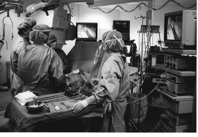 4 MARGUNN AANESTAD Figure 1. A minimal-invasive surgical procedure in the operating theatre. The two surgeons to the left, and scrub nurses in the middle and to the right.