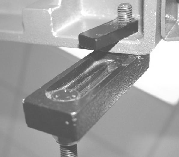 Nut special Universal bracket Mounting bolt Fit the mounting bolts to the universal brackets but do not fully tighten.
