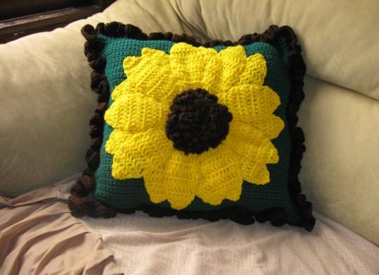 Large Sunflower Pillow Abbreviations Ch = Chain sl st = Slip Stitch sts = stitches sc = single crochet dc = double crochet *( )* = repeat what is in the brackets For this project you will