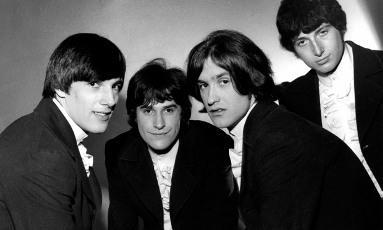 The Kinks were formed in 1963 by two brothers, Ray and Dave Davies and at first were named the Ravens. Ray was the lead singer and sometimes played guitar, Dave was the lead guitarist.