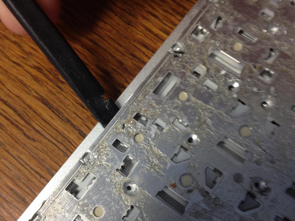 Repairing Apple Wireless Keyboard without destroying it. Paso 7 Removing the aluminium 'foil' plate.