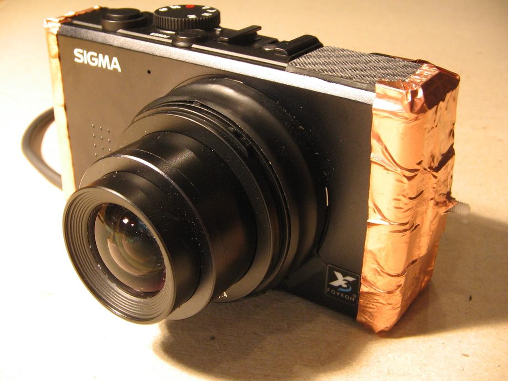 Under the same weather conditions, a compact camera with a weight of about 250 g would allow a 1150 g battery with a capacity of 11600 mah. This configuration nearly doubles the flight time to approx.