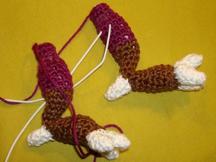 Make first the slash arms 1. Start with brown yarn and crochet a MR and 6 sc in the ring. (6) end with a slst 2. Ch 1, Inc 2 sc (8), crochet in a spiral from now on. 3. 8 sc around (8) 4.