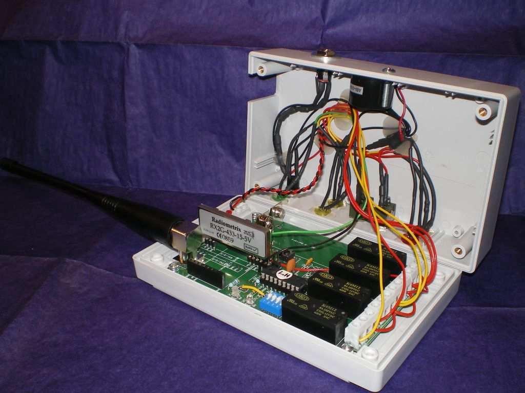 Fig. 4: Remote monitor station - internal Fig.