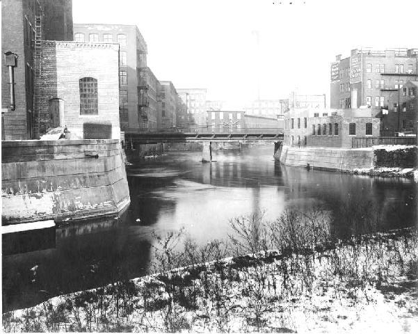 By 1910 the Lower Belvidere area along the Concord River (left) was lined with three and four-story mills. Most of these buildings were demolished, beginning in the 1920s.
