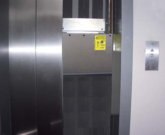 The label has to be placed next to the triangular unlocking device which becomes visible at fi rst when opening the landing door.