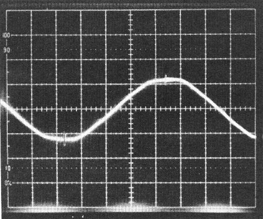 ) 2msec/div 100V/div C) This illustration shows the results of noise countermeasures taken by inserting an XE474 (0.
