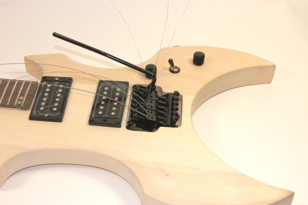 Putting on the strings / tuning of the guitar As described in the chapter Assembling of the tremolo bridge retainers the