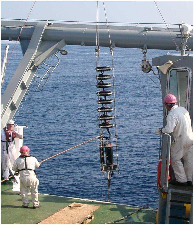 bi-static sonar processing. The acoustic source is also equipped with a WHOI acoustic modem which allows it to be turned on and off remotely by means of acoustic communications.