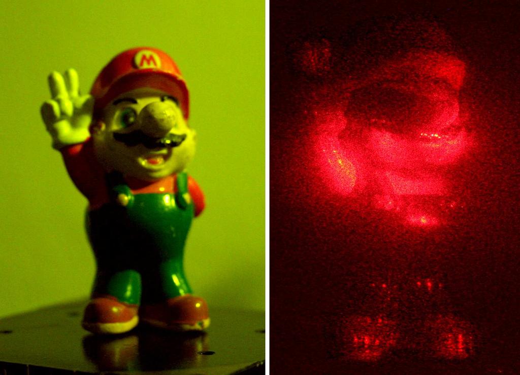 Abbildung: Colored Super-Mario-Figure; left hand: photography; right hand: hologram