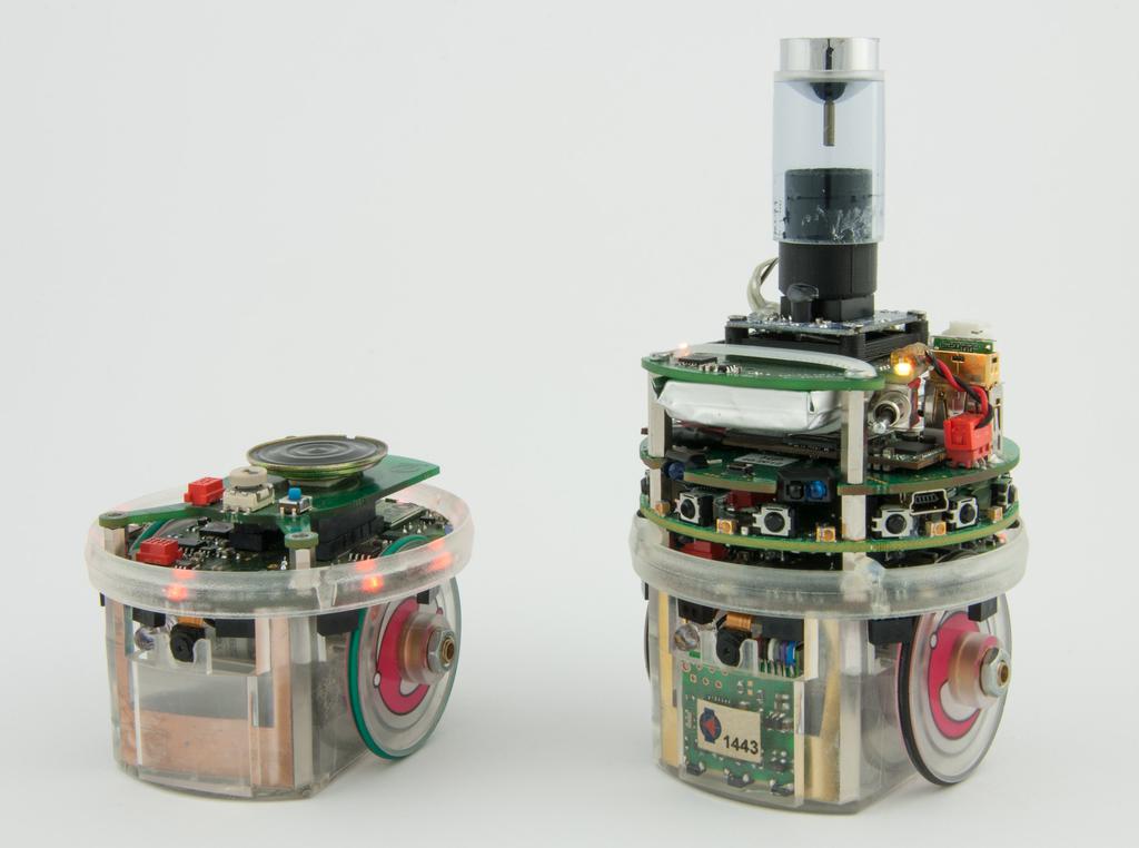 4 Arne Brutschy et al. Fig. 2 Two configurations of the e-puck robot. Left: The basic model without any extensions.