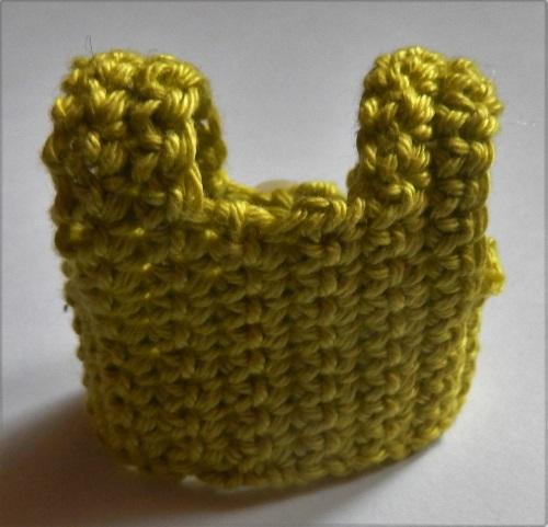 from here the piece is crocheted in rows: 4 x sc, inc, x sc, inc, 4 x sc, inc, x sc,