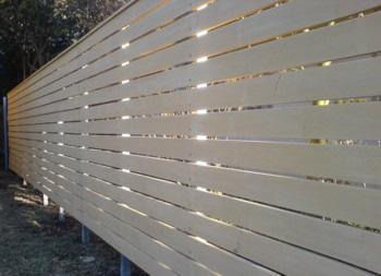 Slat screens and fences must be fixed to a very sturdy frame (preferably steel) to keep the fence straight.