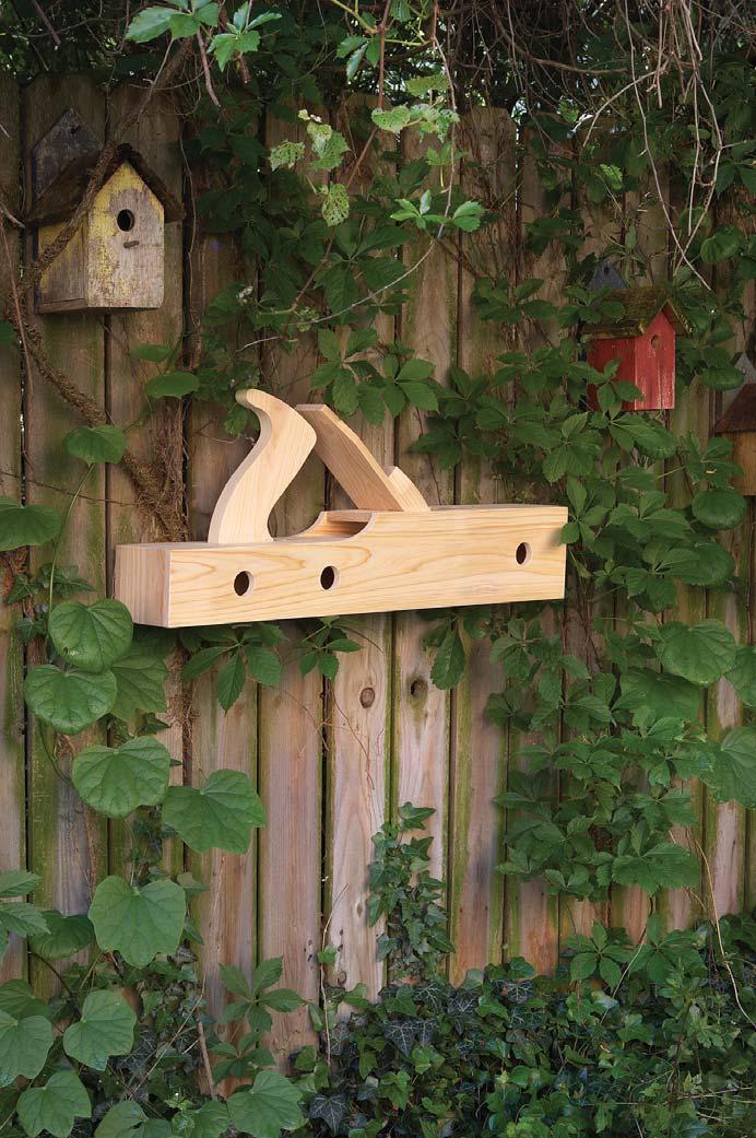 PROJECT 17 Old Plane Birdhouse BY CHRISTOPHER SCHWARZ Every woodworker should spruce up the yard (or the shop) with this simple birdhouse. I ve never been a fan of birdhouses.