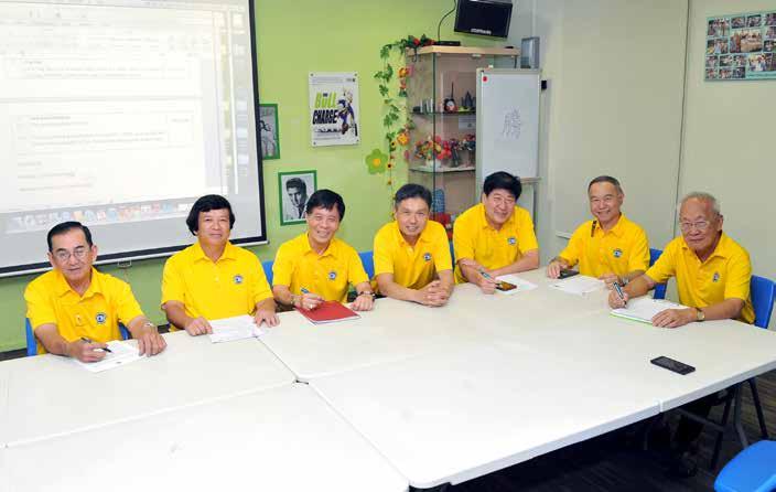 GHIM MOH SENIOR ACTIVITY CENTRE FRONT ROW (FROM LEFT TO RIGHT): Mr Khew Nee Khweh (Director), Lion Alun Chow (Director), Lion Mak Yew Wing, PBS, PBM, SBSt.