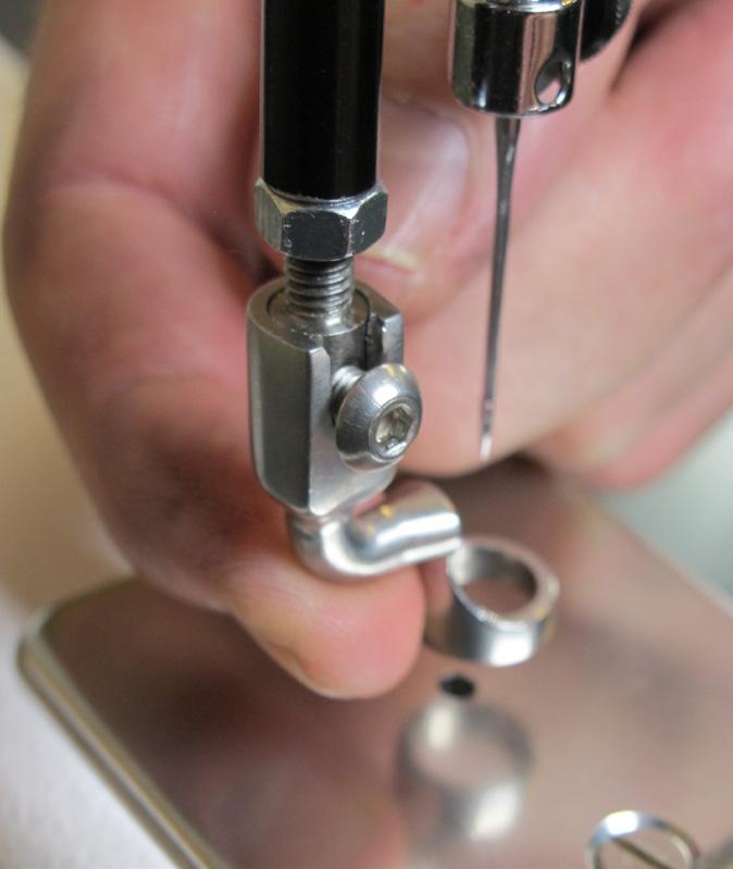 Loosen the needle-bar clamp thumb screw (see Photo 3). 4.