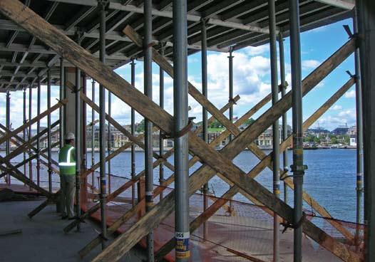 USING DROPSHORE BRACING BRACING FOR LATERAL STABILITY IS EASILY SET WITH THE USE OF WEDGE CLAMPS AND LUMBER.