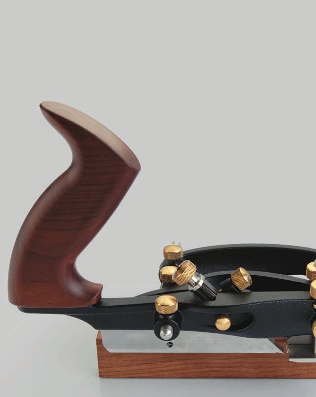 When using the combination plane in this configuration, remove the small blade guide knob that is stowed on the outer side of the body and
