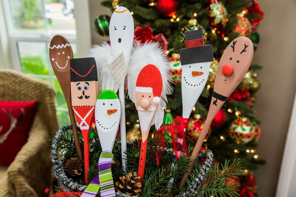 DIY Chrstmas Spoons Materals: Wood spoons (you can even use the square ones) Acrylc pant Acrylc pant pen n black Pant brush or sponge Small black buttons Small wooden mushroom buttons Plastc mnature