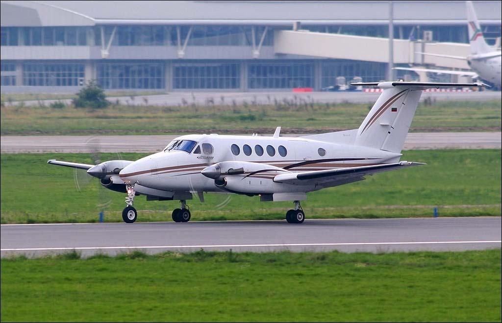 BEECHCRAFT SUPER KING AIR B200 Model: 1998 Crew: 2 pilots Passengers: 7 AIRFRAME: 2996:09 Hours TSN Landings: 2314 ENGINES: Pratt & Whitney PW545A Left Engine: 2996:09