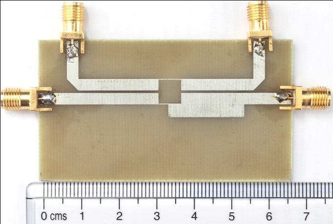 4, h = 1.6 mm) with design values of: width of the microstrip line w = 3 mm, spacing between the lines s = 0.7mm and the length of the coupler l = 46 mm at 0.9 GHz.