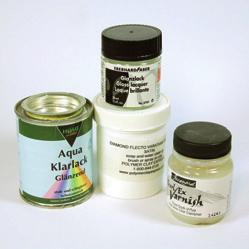 Oil paints are also suitable for use with polymer clay. Metallic- and pigment powders can be stamped on the clay or spread with your fingertips or a brush.