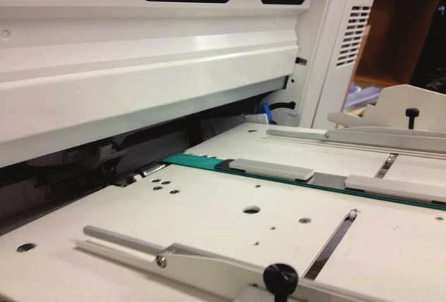 3. Swing the exit end of the acceleration table up, as far as it will go, with one hand while you push the feeder in towards the printer with the other hand. Acceleration table 4.