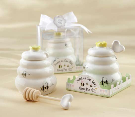 shakers in a pod-shaped, ceramic caddy. Gift box measures 5 x 2. KA23008GN 5.
