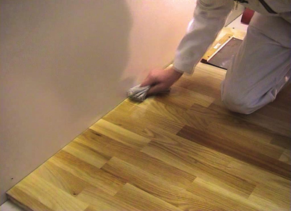 Edges and areas that are not accessible by the scraper may be finished with the Osmo floor brush or by hand