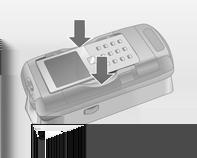 Cu suporturile laterale ale adaptorului deschise, coborâţi telefonul mobil în adaptor conform figurii de mai sus, până când suporturile laterale se cuplează.