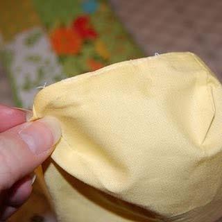 (below) Step 7: Finishing the Bag Exterior Similar to the lining bag shaping dart, lay