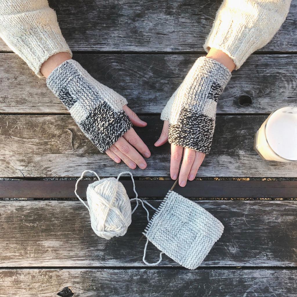 Log Cabin Mitts BY KAREN TEMPLER In Part 1 of this pattern, you ll knit a pair of semitraditional log cabin squares. No intarsia required!