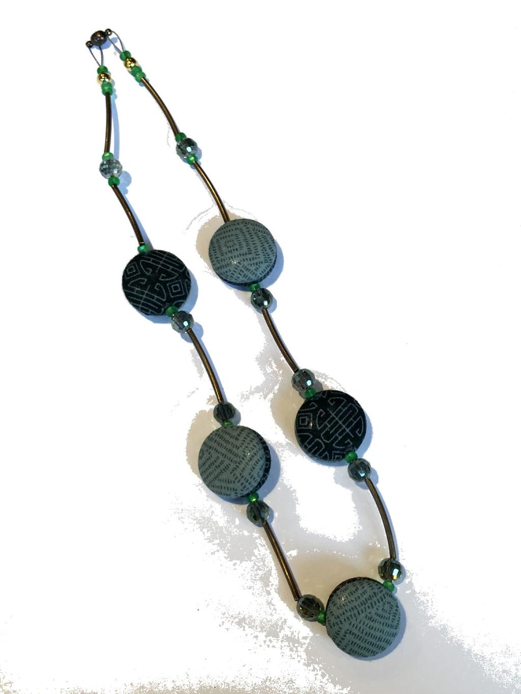 MIMIGLOBE REVERSIBLE BUTTON NECKLACE These recycled
