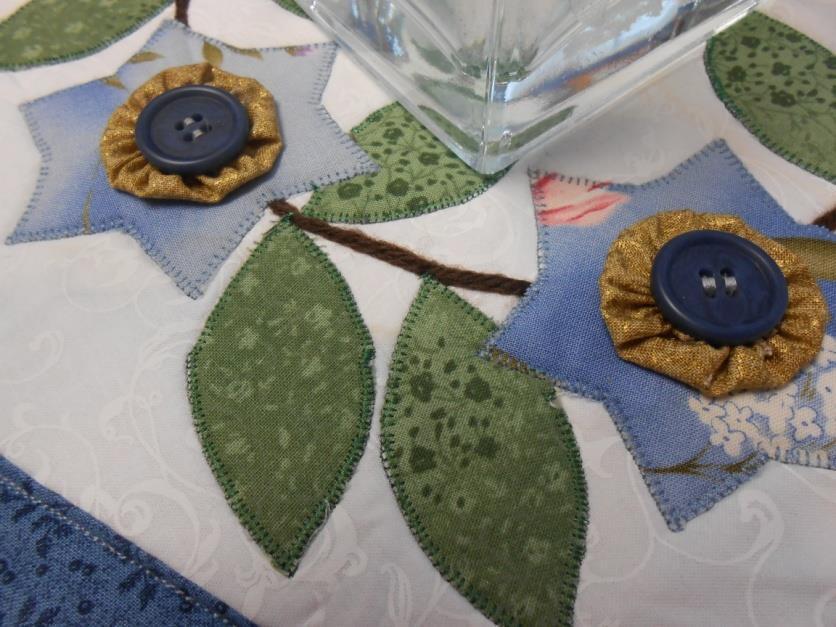 00 APPLIQUE TABLE MAT Great class for those who want to learn appliqué but do not want the heavy load or stress to construct a large project such as a bed quilt.