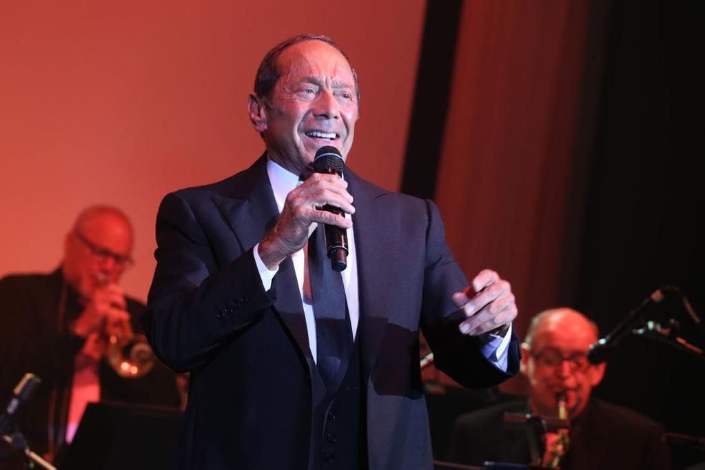 1. At the HKBCF charity concert, Paul Anka presented a series of classic songs; the whole audience stood up to