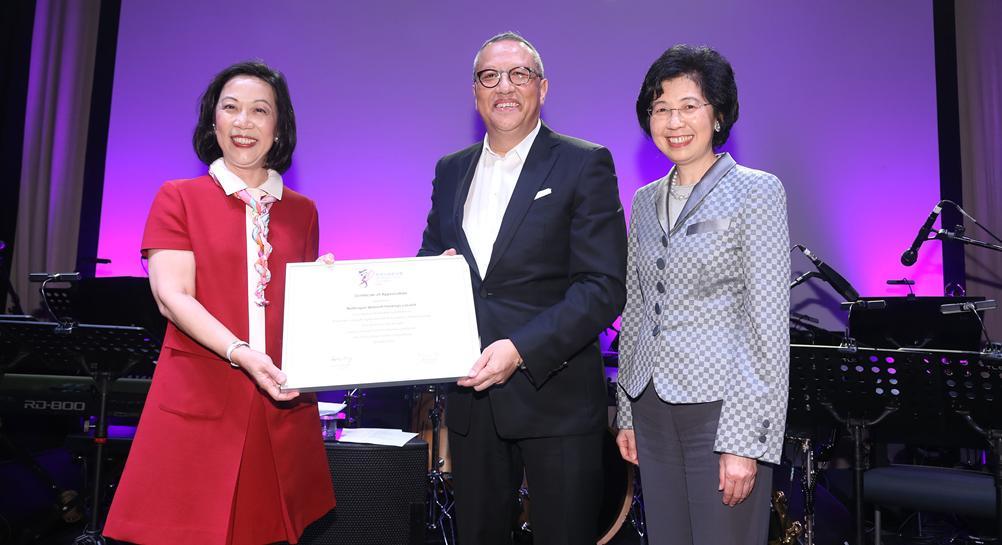 Eliza Fok, Chairman and of HKBCF presented a certificate of gratitude to Dr.
