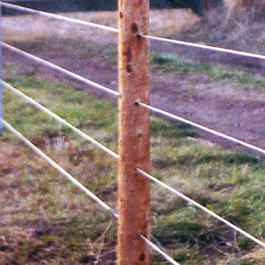 Special Stapling Situations Whenever the fence wire changes direction at a post (rise, dip or corners) special stapling methods are used.
