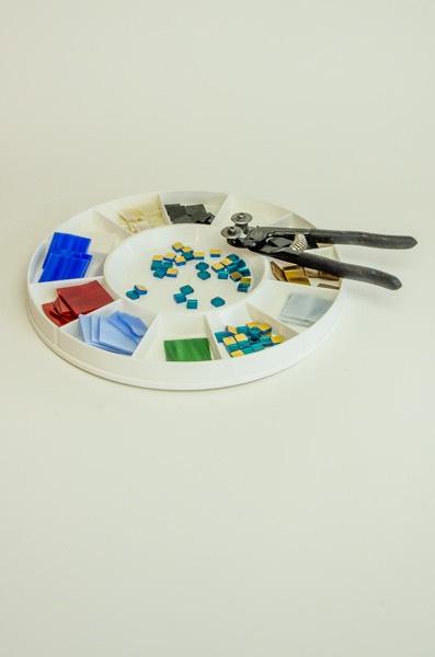 Staying Organized > Other Containers Other containers A painter s tray is handy for holding your small tesserae pieces that you are using on your current mosaic.
