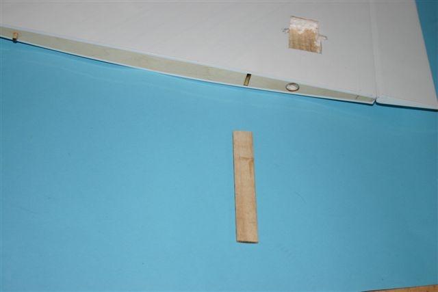 Fit the elevon and glue the hinge with CA glue. Look at the picture.