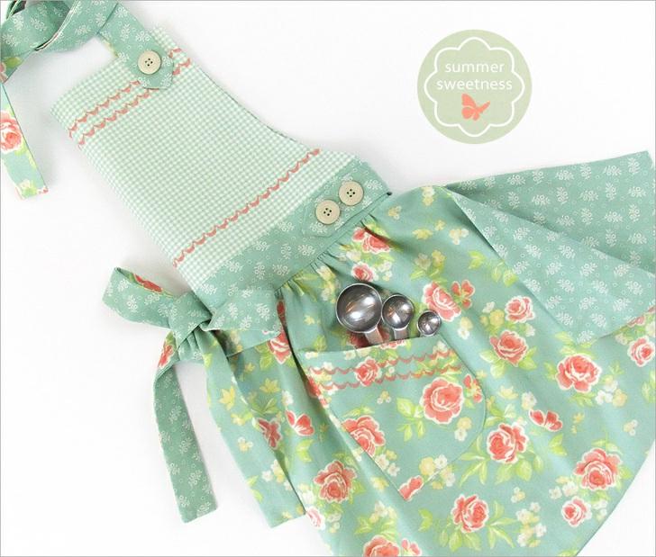 Published on Sew4Home Floral Apron with Curved Skirt and Button Accents Editor: Liz Johnson Thursday, 20 July 2017 1:00 Celebrate the sweetness of summer with this lovely sweeping skirt apron.
