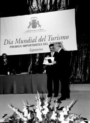 Loro Parque nominated Importante del Turismo 2000 Loro Parque has been rewarded with the most prestigious prize that the Canary Islands Government gives in the field of tourism, the award Importante