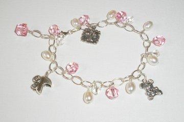 Baby Charm Bracelet About This Design Time: Approximately 30 minutes - 1 hour Level of Difficulty: Beginner - All Levels Cost: Varies, depending on materials selected.