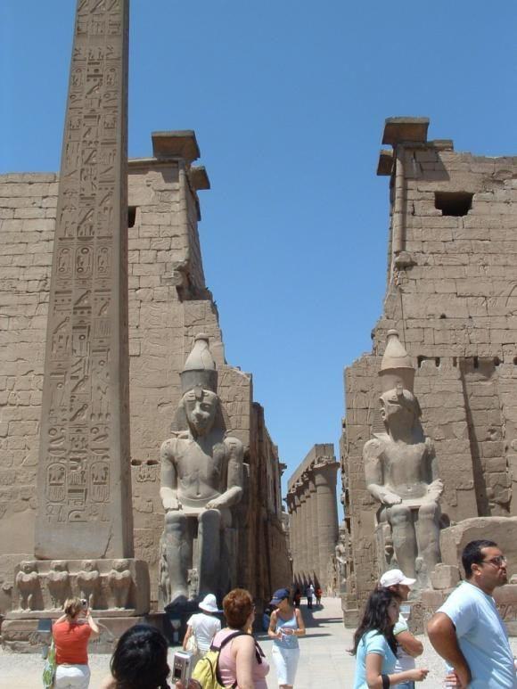 a celor două obeliscuri ale Templului Luxor, dintre care unul se