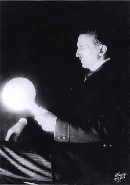 Unul dintre cei mai interesanți oamenii de știință care a lucrat cu discurile rotative, atât în domeniul mecanic cât și în cel electromagnetic a fost Nikola Tesla.
