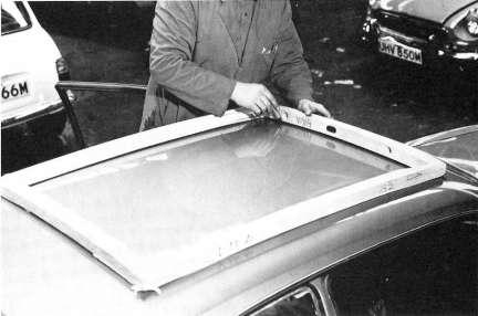 Remove any anti-drum material from the roof panel and if necessary remove any metal cross-piece. 2. INSTALLING THE FRAME a.