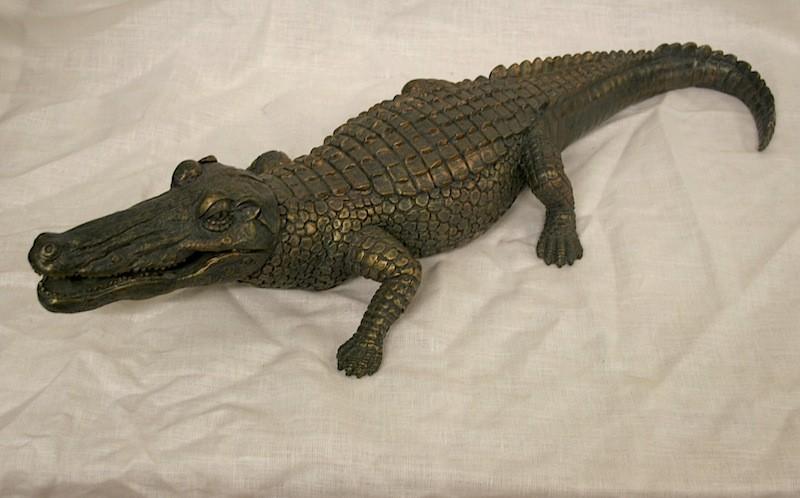 Western #S086 Size: 23 w x 9 l x 5 h Material: Resin Title/ Description: Alligator Period: