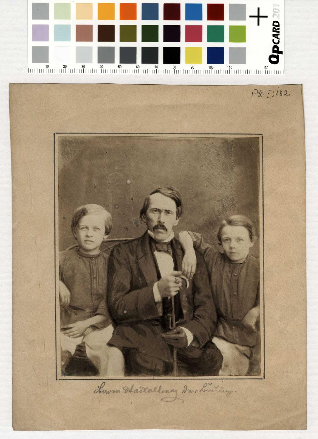 Ill 22. Tundmatu fotograaf. Grupipilt: Stackelberg (Küürakas) kahe poisikesega. 1860.aastad.