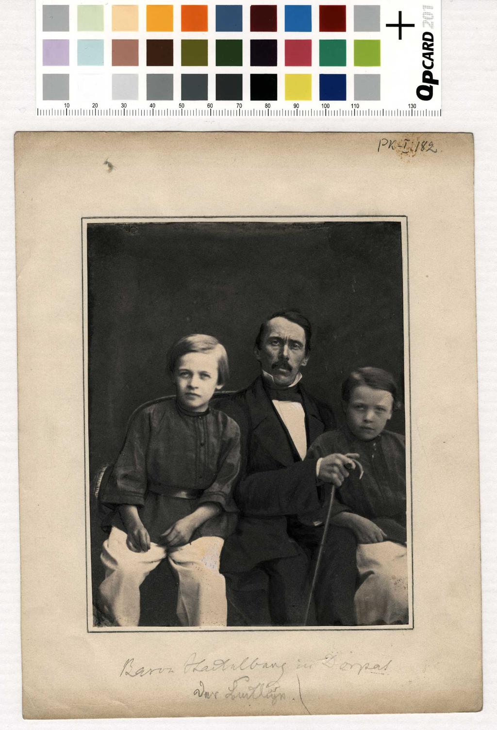 Ill 23. Tundmatu fotograaf. Grupipilt: Stackelberg (Küürakas) kahe poisikesega. 1860. aastad.