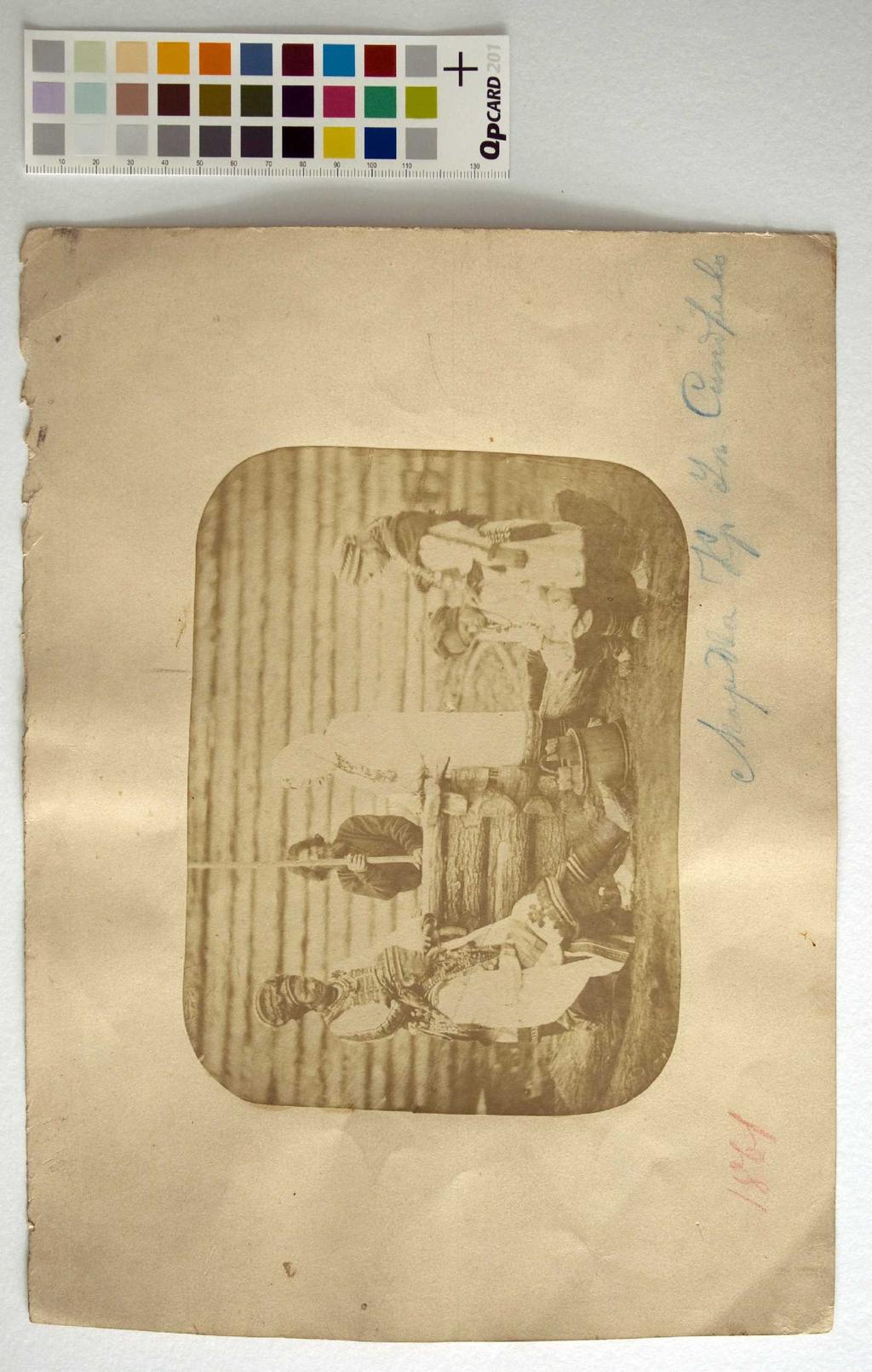 Ill 28. Tundmatu fotograaf. Grupipilt: Grupp mordvalasi ja tatarlasi rahvarõivais (6 inimest). 1861. a.
